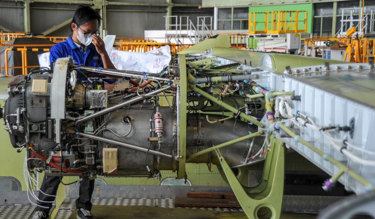 Pekerja menyelesaikan produksi pesawat NC 212i di Hanggar PT Dirgantara Indonesia, Bandung, Jawa Barat, Rabu (22/6/2022).
