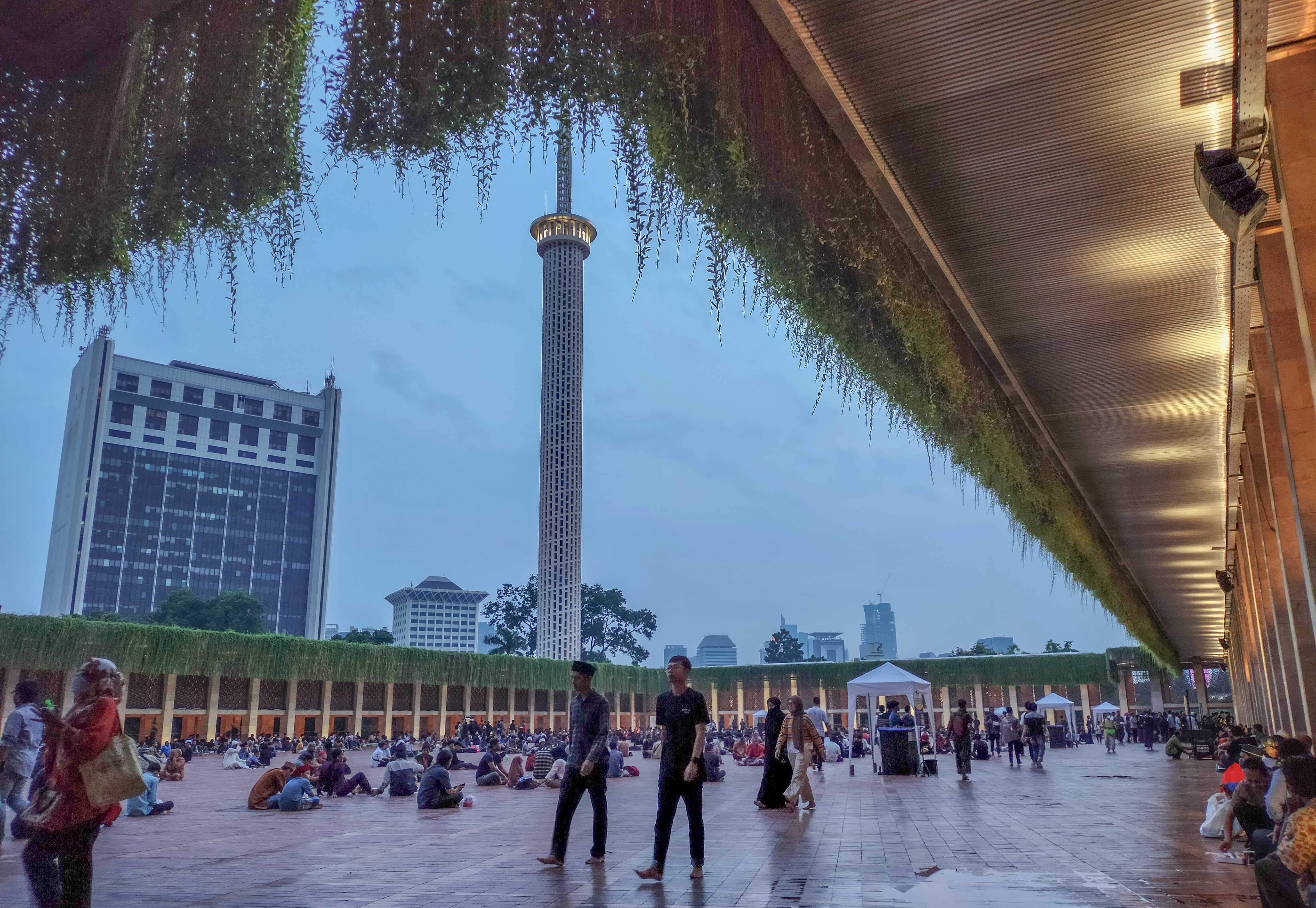 Umat muslim mengikuti pengajian menjelang berbuka puasa di Masjid Istqlal