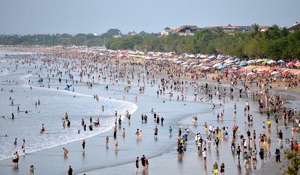 Wisatawan memadati kawasan wisata Pantai Kuta, Badung, Bali, Minggu (31/12/2023)