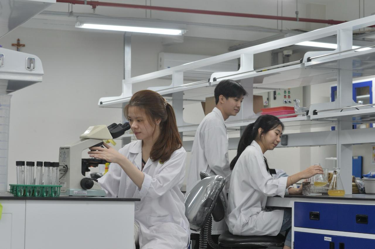 FTb UAJ juga menjalin kerja sama pendidikan fast track S1-S2 dengan Università Cattolica del Sacro Cuore Italia.