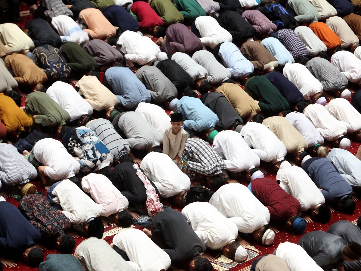 Jemaah menunaikan salat tarawih perdana di Masjid Istiqlal, Jakarta, Senin (11/3/2024) malam.