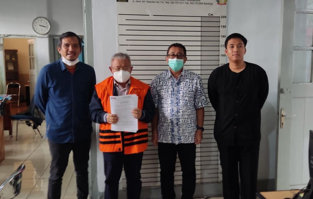 KPK membawa Trisna Sutisna ke Lapas Sukamiskin, Jawa Barat.