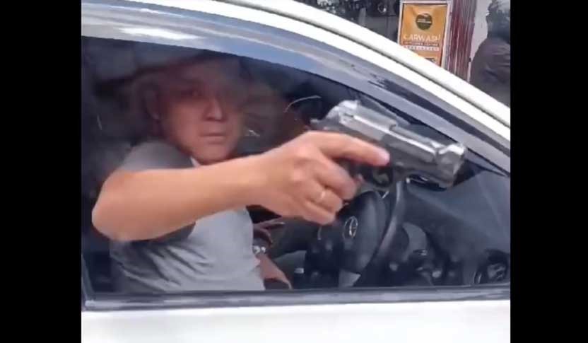 Polsek Mampang Prapatan berhasil menangkap pelaku pengemudi mobil 'koboi' yang menodongkan pistol ke pengendara lain.