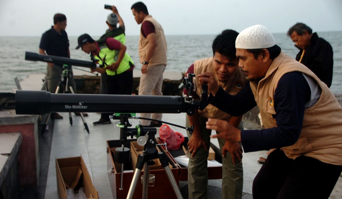 Ilustrasi: sejumlah petugas Badan Hisab dan Rukyat (BRH) menggunakan teleskop saat pengamatan hilal di Pantai Utara