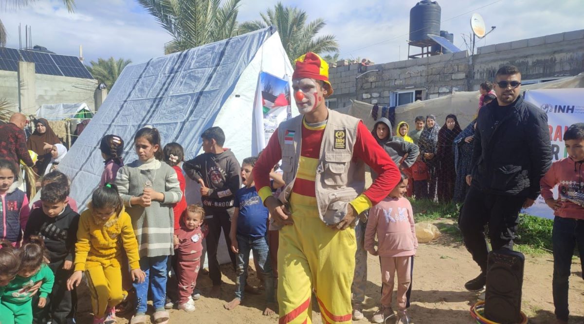 Dengan membawakan sesosok manusia badut, para relawan memberikan edukasi, bercerita, dan menghibur anak-anak.