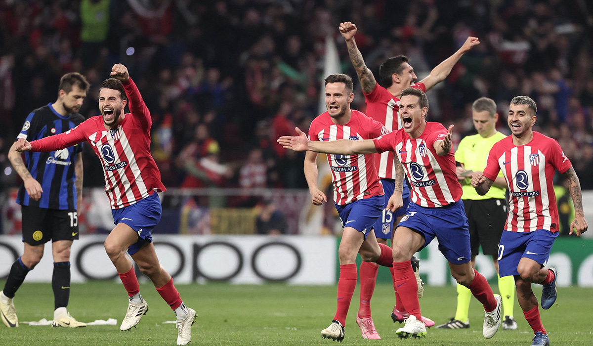 Para pemain Atletico Madrid merayakan lolosnya tim mereka ke perempat final Liga Champions.