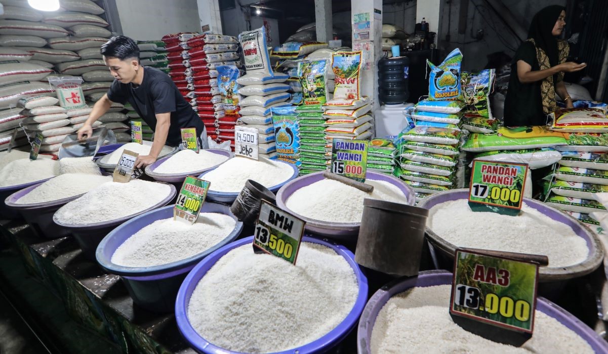 Ilustrasi: pedagang merapikan beras medium dan premium dalam baskom dengan berbagai pilihan harga kawasan Petukangan Utara, Jakarta Selatan