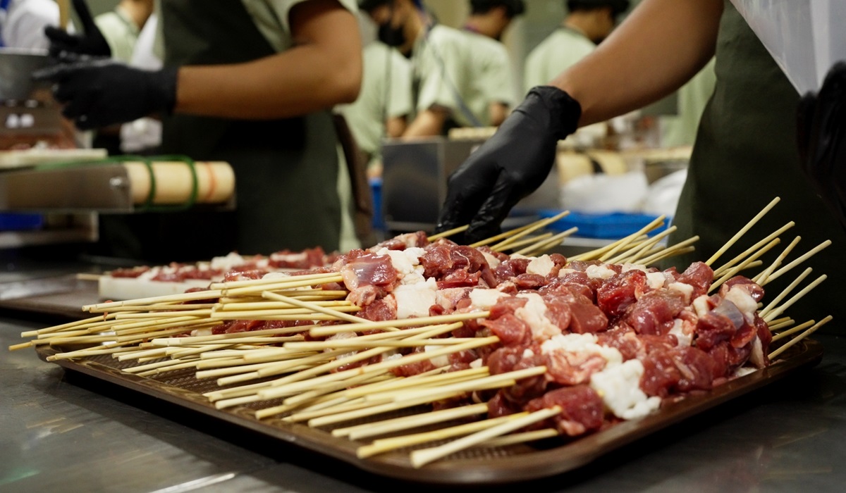 Persiapan makanan di Sarirasa