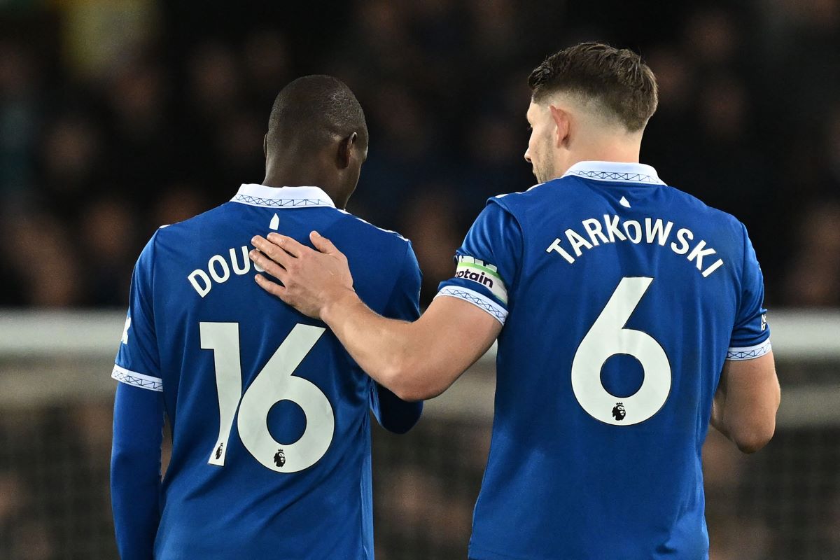 Para pemain Everton berdiskusi di tengah laga.