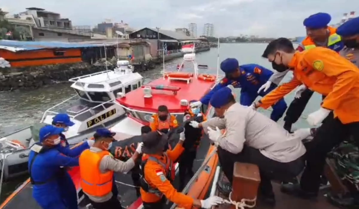 Evakuasi WN Taiwan yang tenggelam di Kepulauan Seribu.