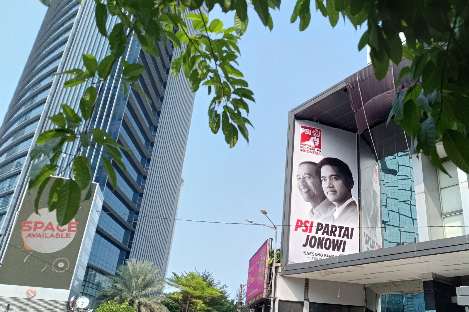 Baliho PSI berisi foto Presiden Joko Widodo bersanding dengan Ketua Umum PSI Kaesang Pangarep terpampang di kawasan Blora, Jakarta,.