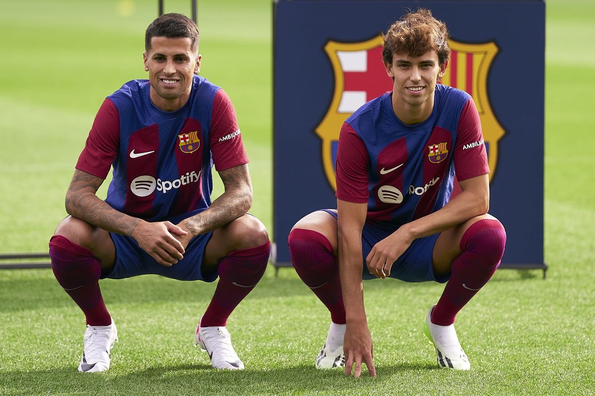Bek FC Barcelona, Joao Cancelo (kiri) dan striker FC Barcelona, Joao Felix (kanan) akan dipermanenkan statusnya di Blaugrana musim depan