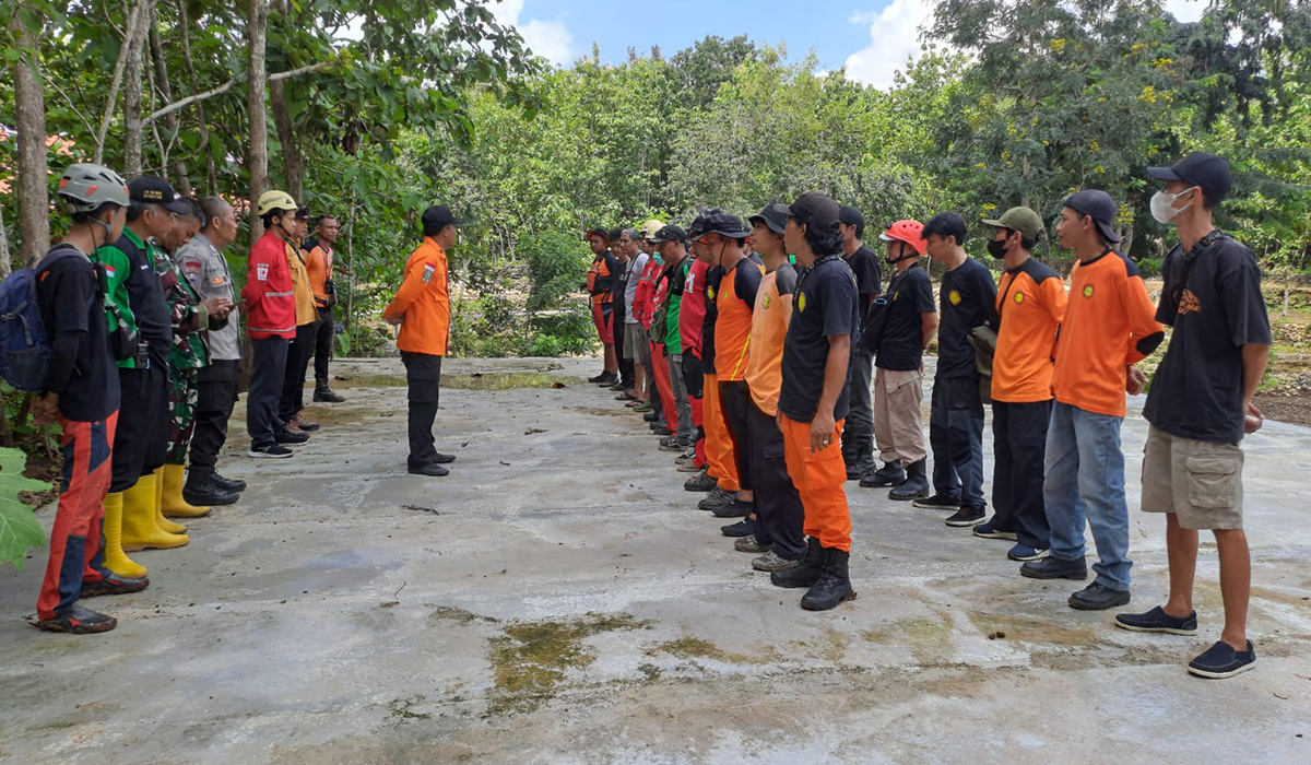 Personel tim pencarian saat proses pencarian bocah di Gunungkidul, Yogyakarta yang hanyut di Sungai Oya.