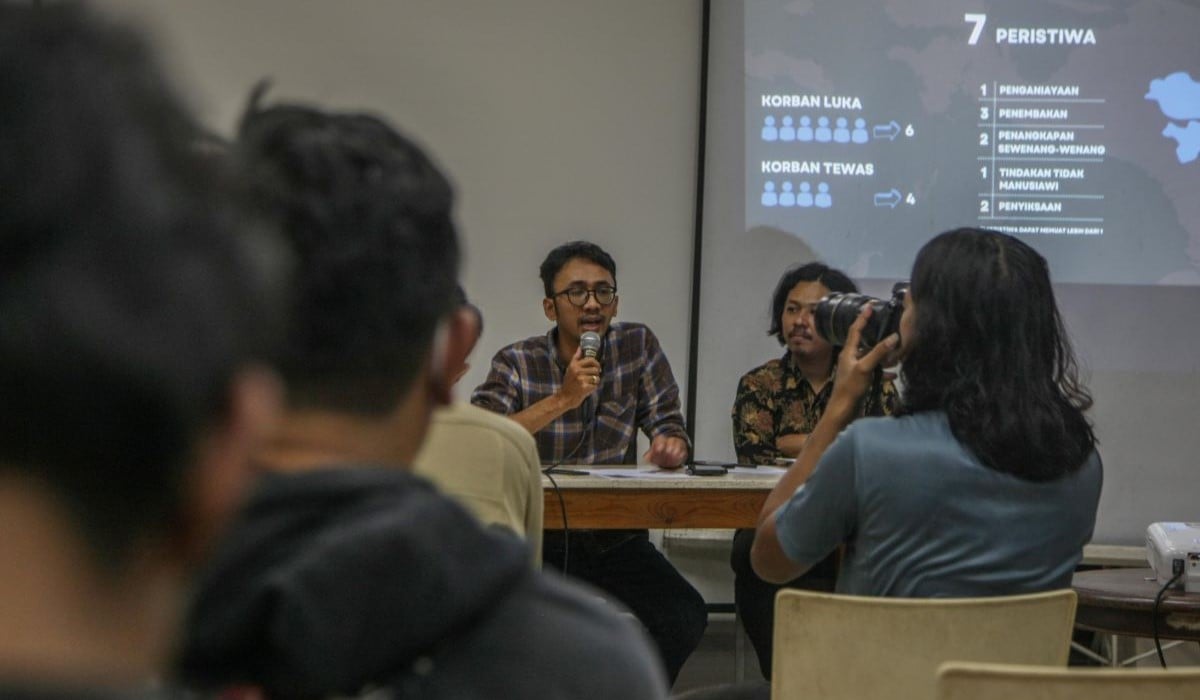 Koordinator KontraS, Dimas Bagus Arya (kanan), Koordinator YLBHI, Arif Maulana (kiri), dalam konpres merespons rentetan peristiwa kekerasan 