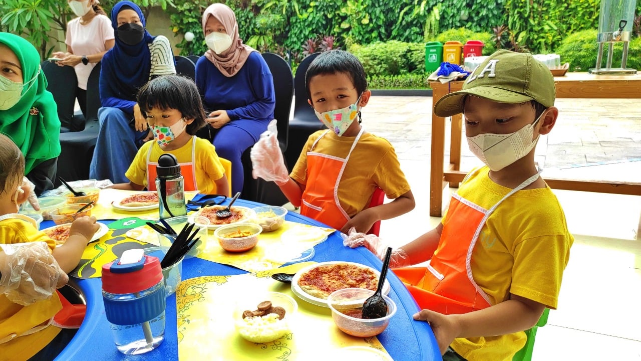 Ilustrasi anak laki-laki mengikuti kelas memasak