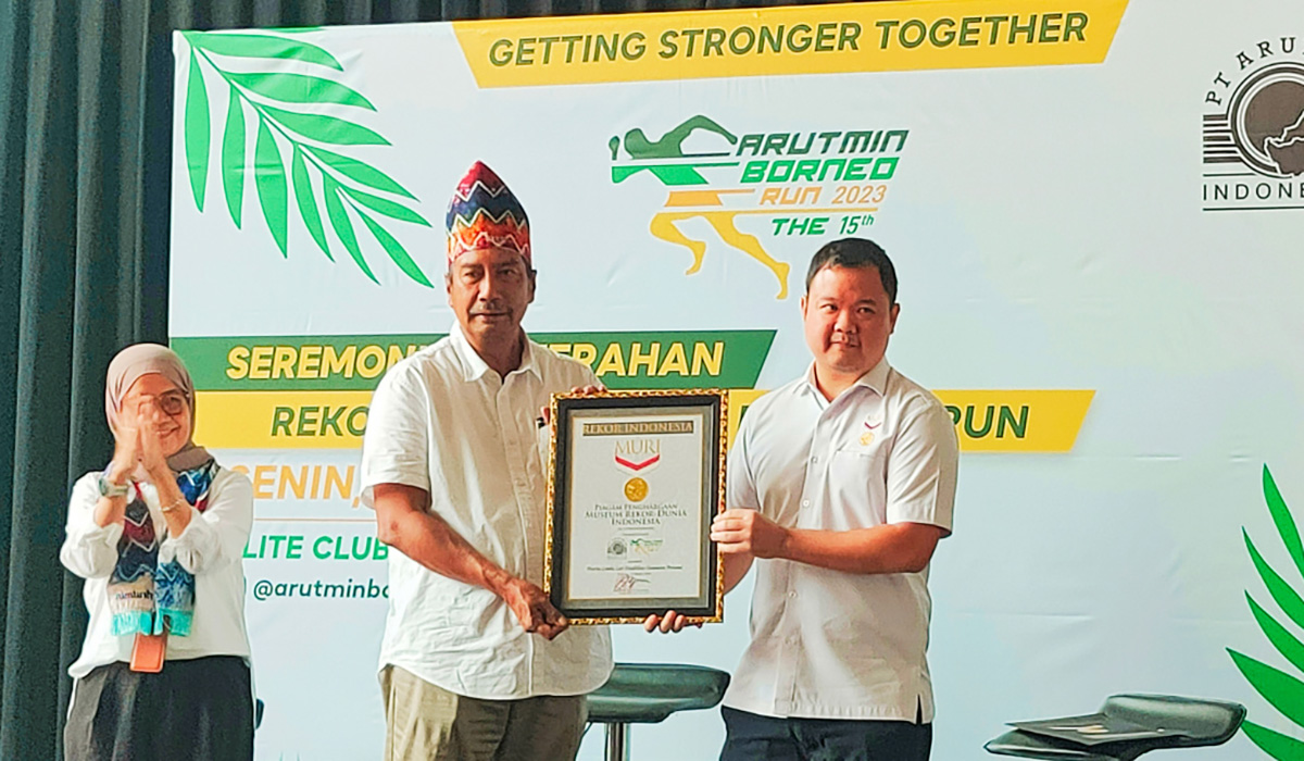 CEO PT Arutmin Indonesia Ido Hutabarat (tengah) meraih dua penghargaan MURI yang diserahkan langsung oleh Direktur MURI Osmar Susilo (kanan)