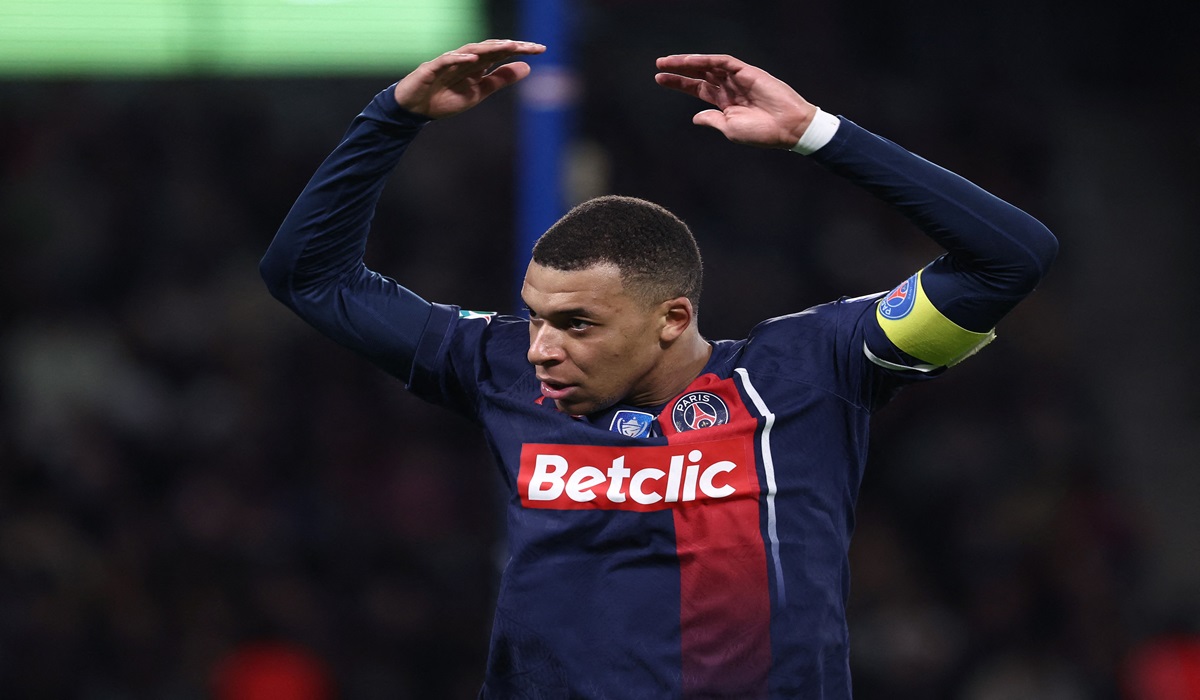 Penyerang PSG Kylian Mbappe melakukan selebrasi usai mencetak gol ke gawang Nice di laga Coupe de France.