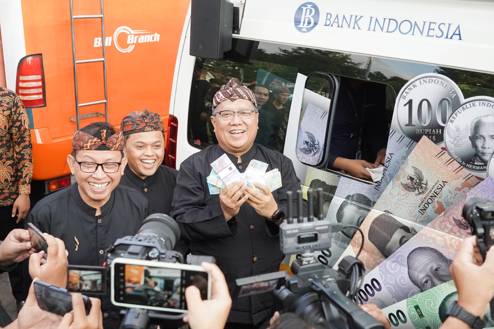 Aktivitas penukaran uang di Bank Indonesia Bandung