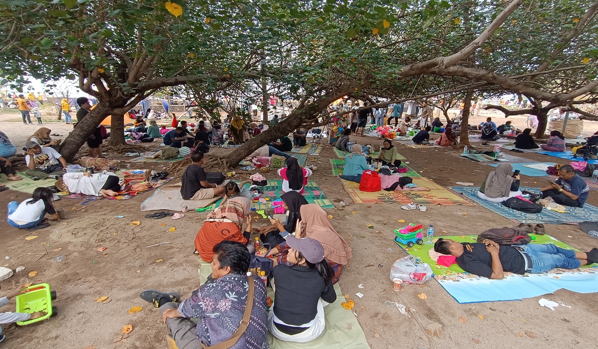 Pengunjung memadati tempat rekreasi Taman Impian Jaya Ancol, Jakarta