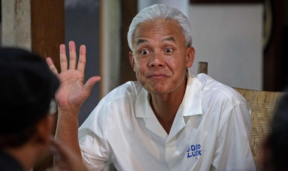 Calon presiden dan mantan gubernur Jawa Tengah Ganjar Pranowo berbicara dengan seniman Indonesia yang mendukung kampanye pemilihannya.