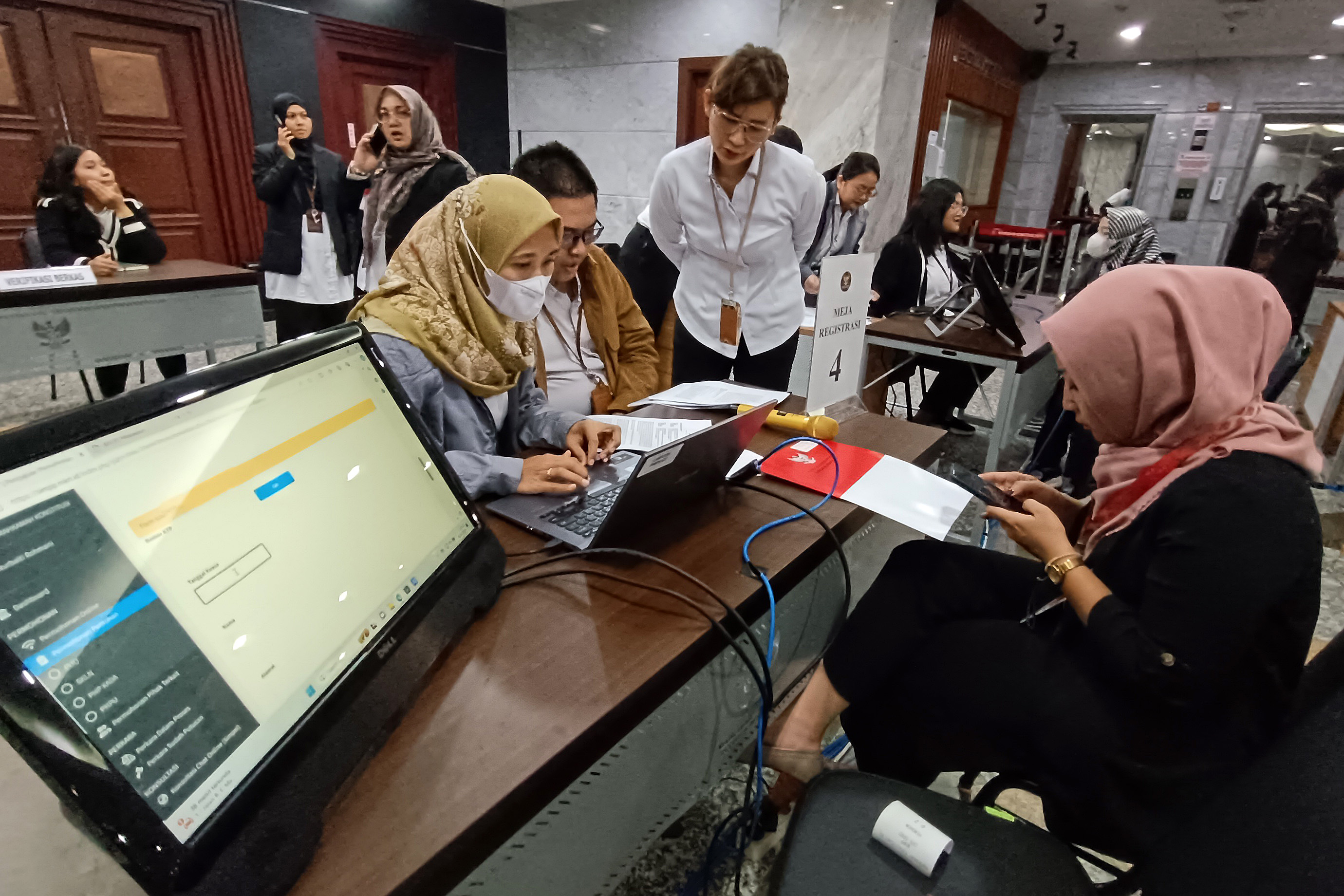 Pegawai MK bersiap melayani pemohon yang akan mengajukan gugatan PHPU