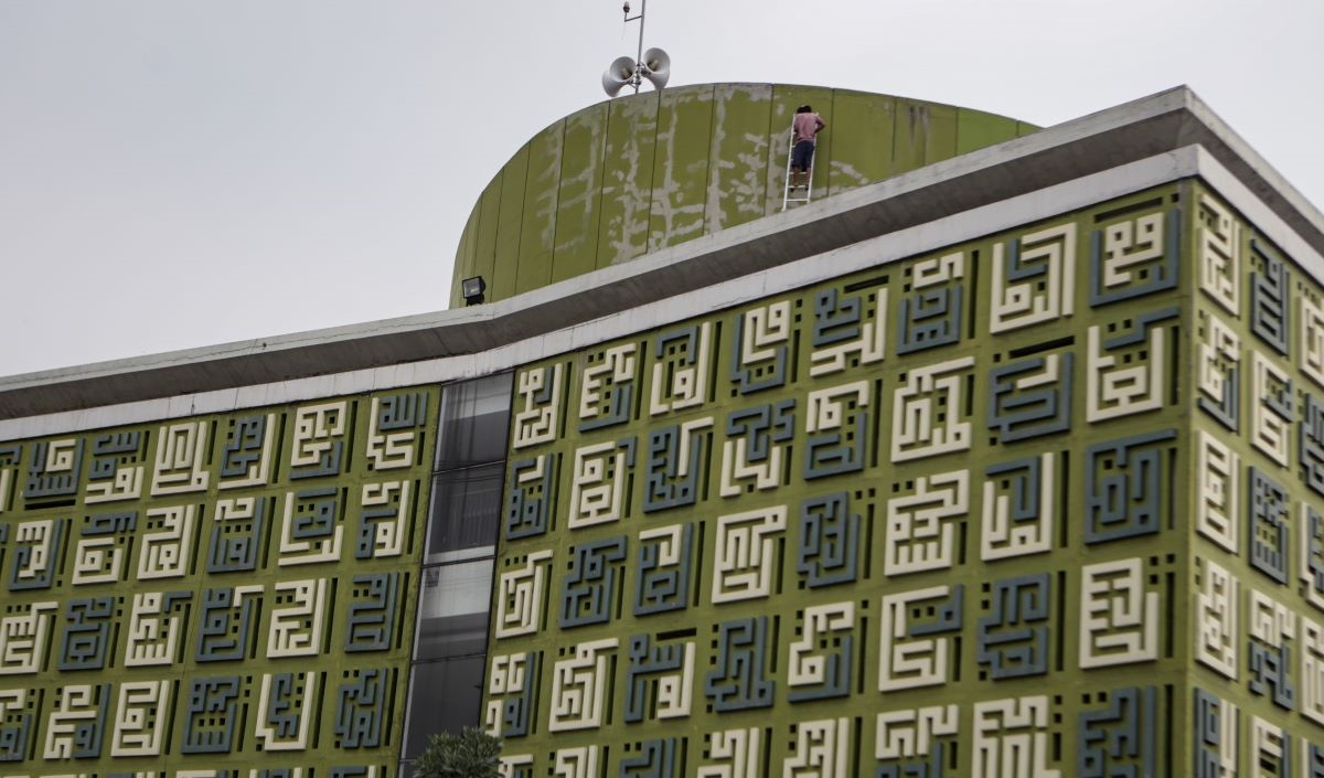 Pekerja melakukan perawatan Masjid Asmaul Husna di Kelapa Dua, Kabupaten Tangerang, Banten, Sabtu (16/4/2022).