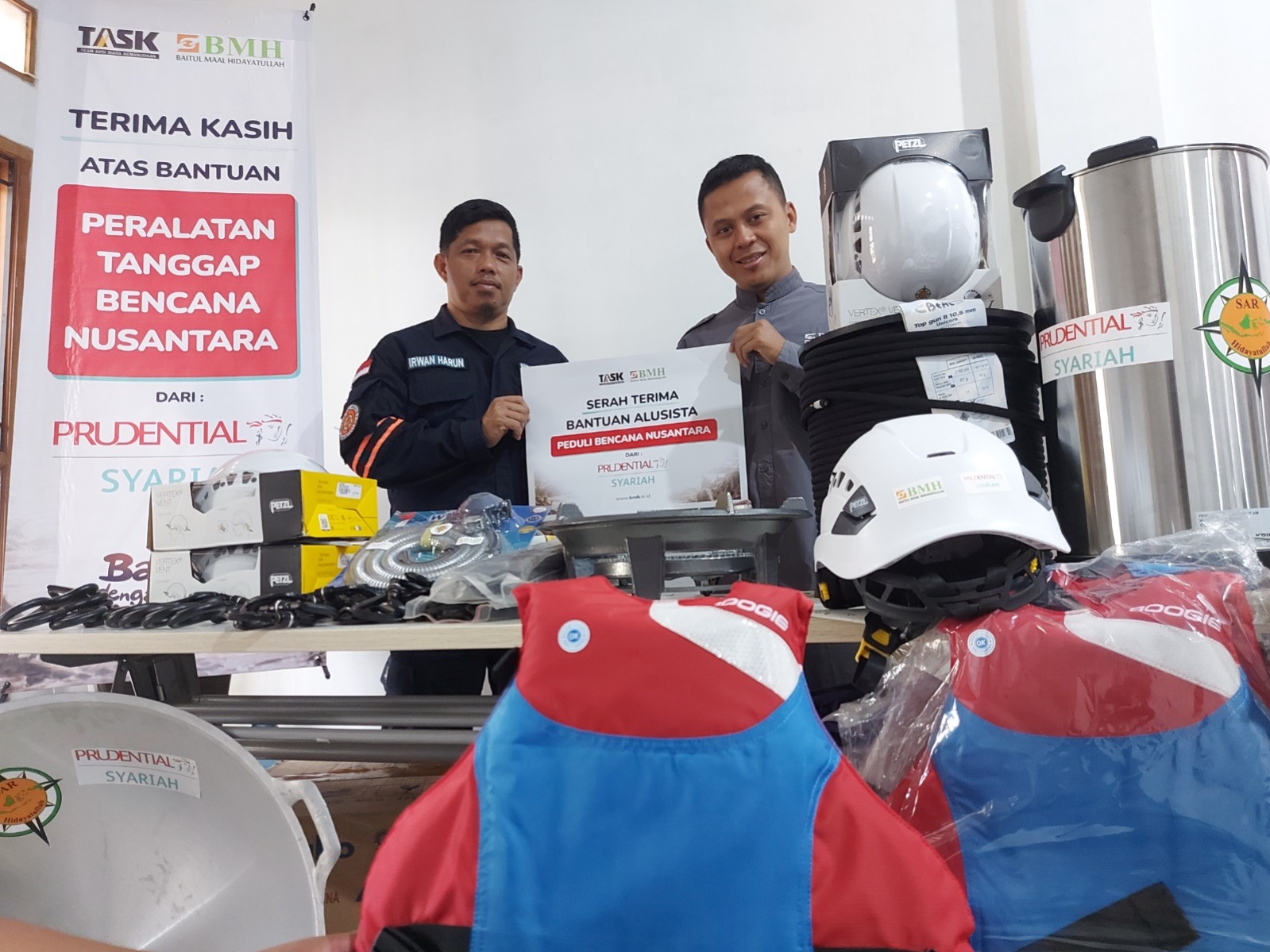 Prudential Syariah memberikan bantuan alat pelindung diri bagi tim Search and Rescue (SAR) Hidayatullah.
