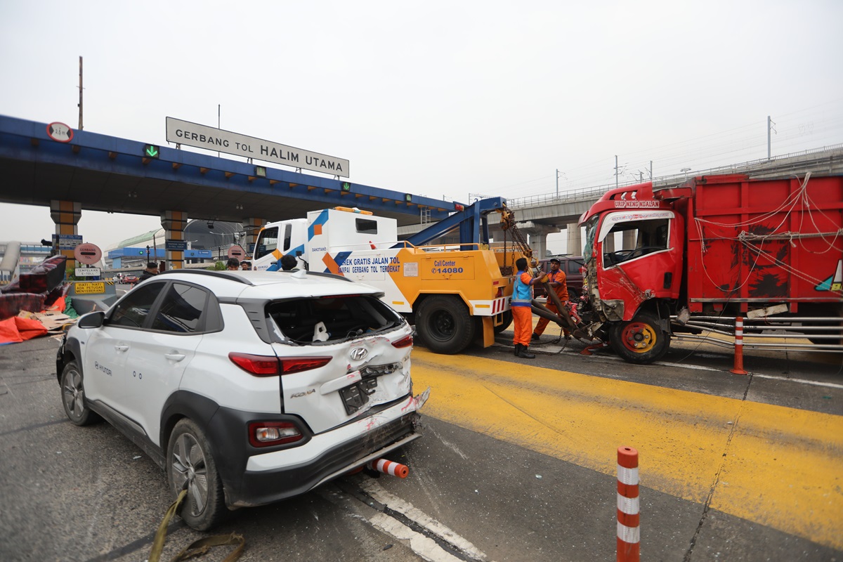 Kecelakaan beruntun melibatkan tujuh kendaraan terjadi di Gerbang Tol Halim Utama diduga bermula dari truk pengangkut mebel yang menabrak
