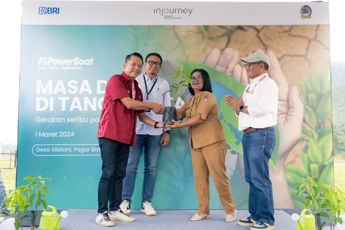 Kegiatan penanaman 1.000 pohon di pesisir Danau Toba jelang F1 Pwerboat 2024