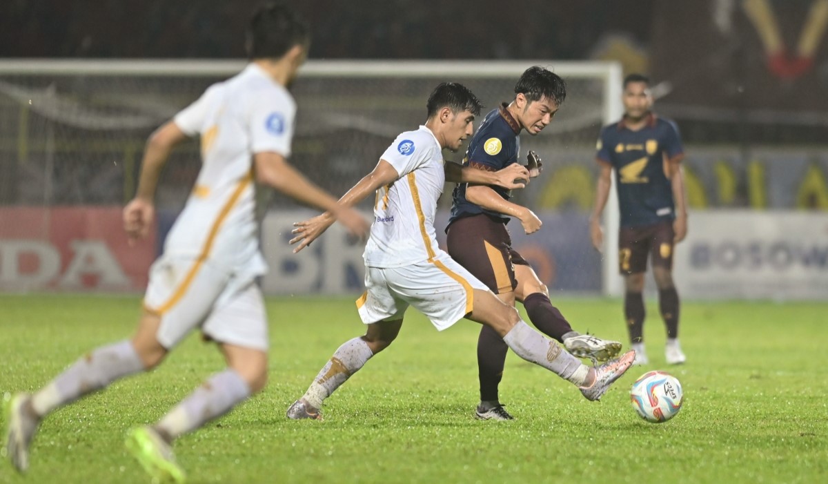 Ilustrasi: pesepak bola PSM Makassar Kenzo Nambu (kedua kanan) 