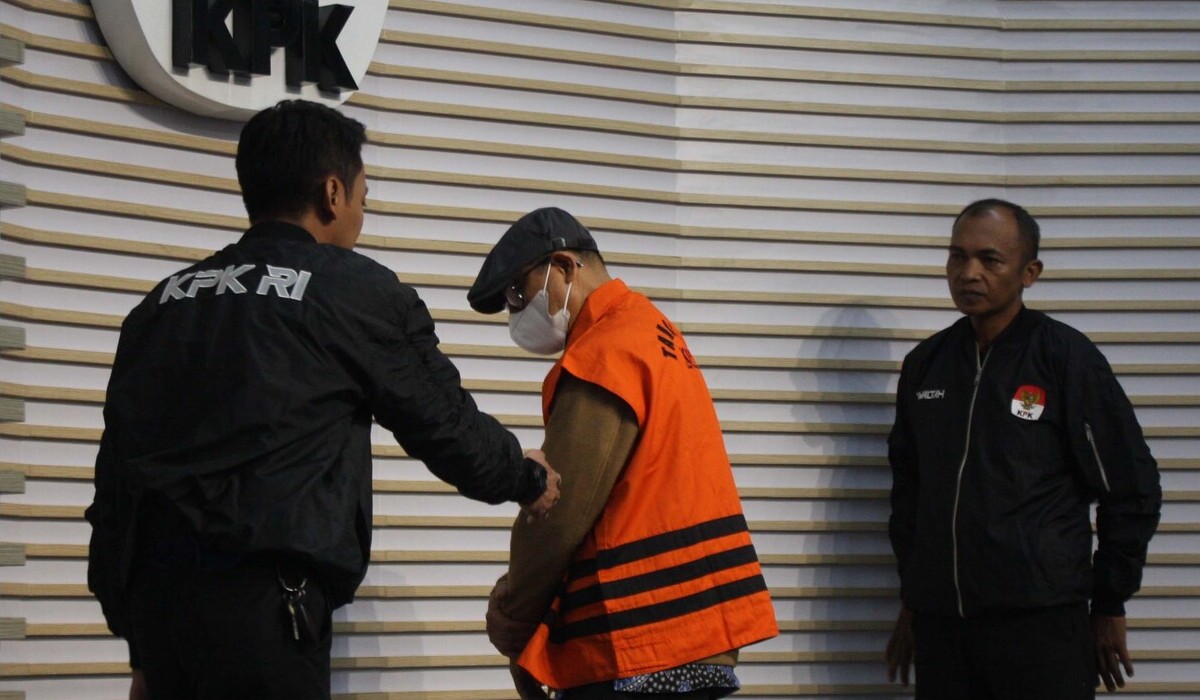 Tersangka Hakim Agung (nonaktif) Gazalba Saleh, dikawal petugas Komisi Pemberantasan Korupsi (KPK).