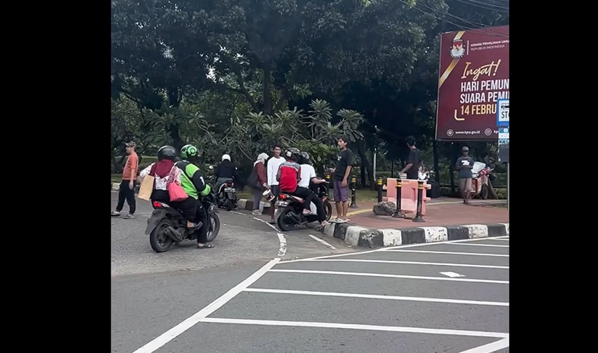 Dinas Perhubungan DKI menegaskan trotoar didesain melandai untuk memudahkan pejalan kaki mengakses trotoar dan bukan untuk motor.