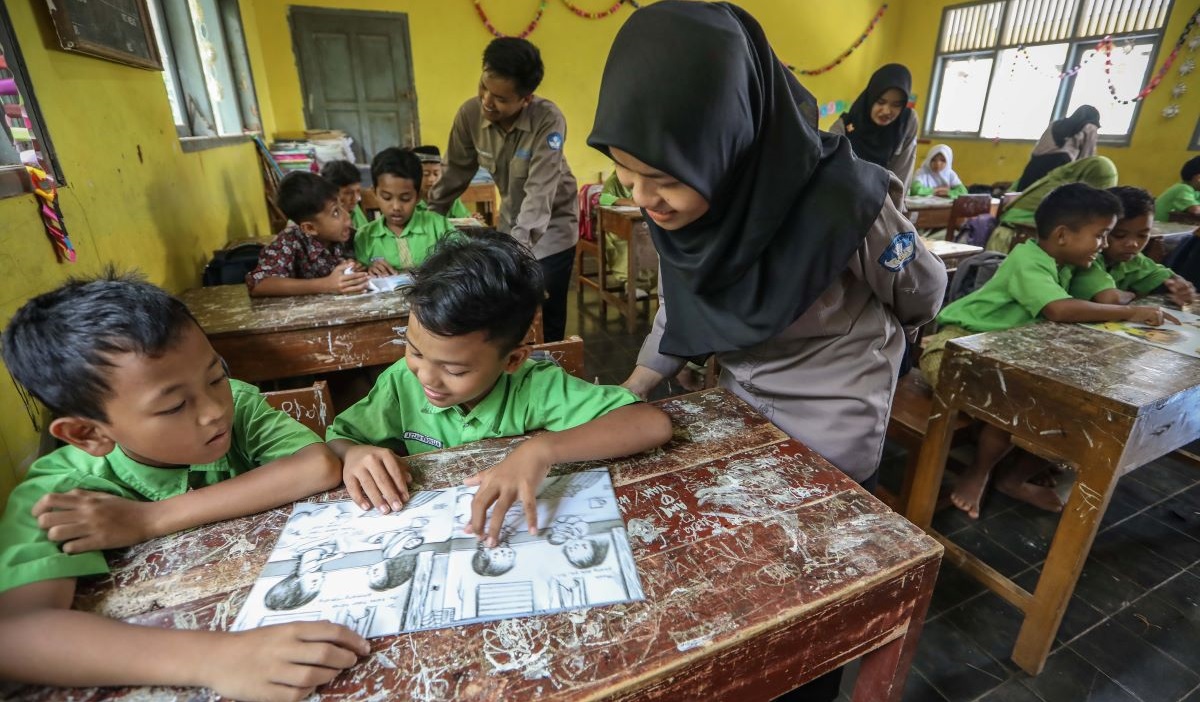 Mahasiswa dari Kampus Mengajar berkolaborasi dengan guru memberikan materi pembelajaran.