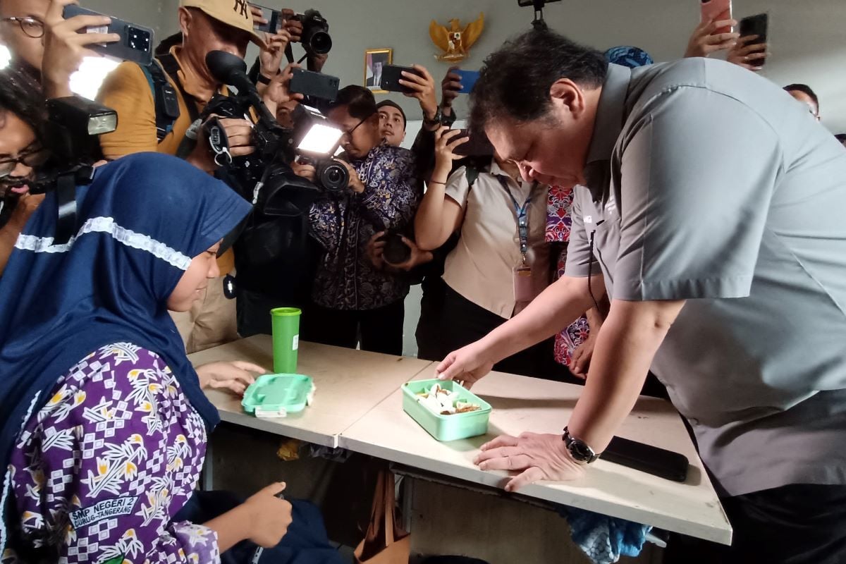 Menko Perekonomian Airlangga Hartarto melakukan uji coba program makan siang gratis.