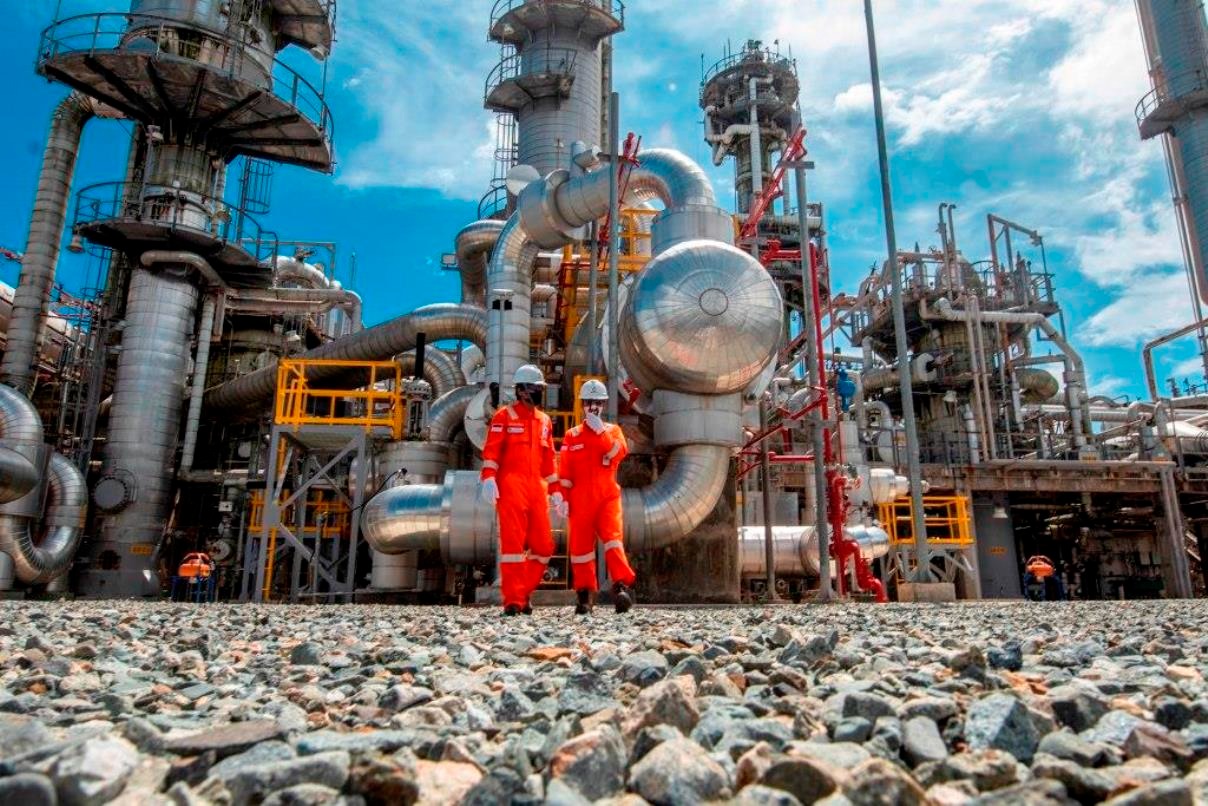 Perwira Pertamina memeriksa LPG Production Booster System di Badak LNG, Bontang, Kalimantan Timur.