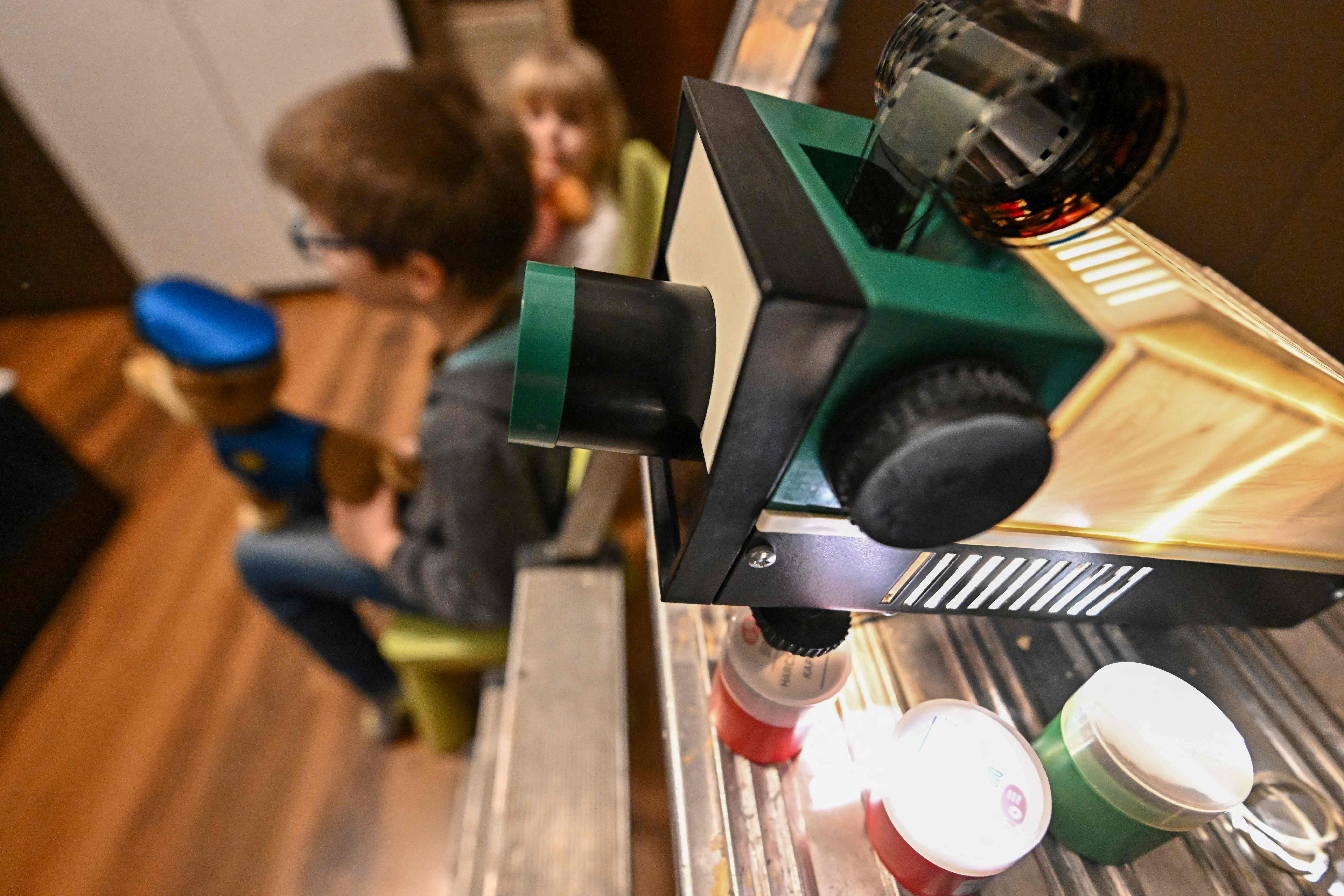 Proyektor Jadul yang Disukai Anak-anak di Hongaria