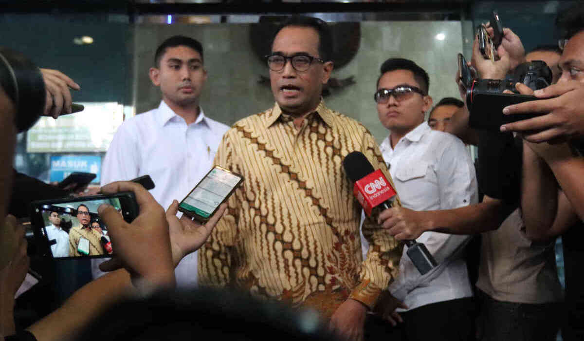 Menteri Perhubungan (Menhub) Budi Karya Sumadi (baju batik).