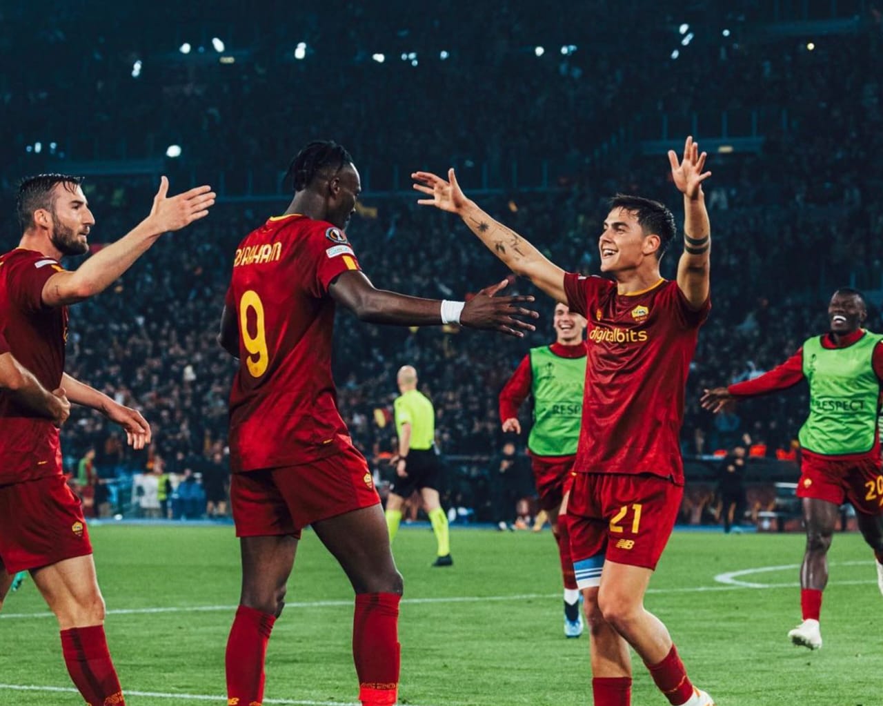 Striker AS Roma, Paulo Dybala sedang merayakan gol kemenangan di Serie A bersama rekan timnya