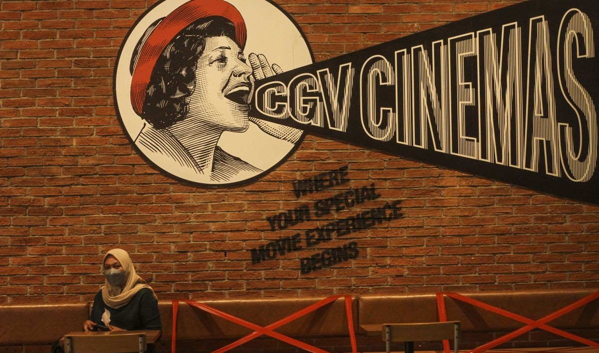 Pengunjung menunggu jadwal tayang film bioskop di CGV, Dmall, Depok, Jawa Barat.