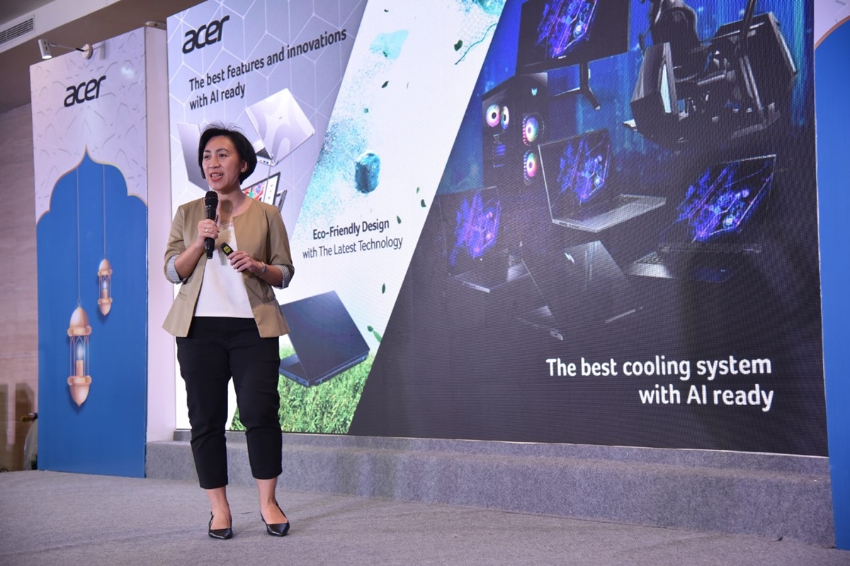 Head of Consumer Product Acer Indonesia Theresia Hanydawati mempresentasikan laptop gaming dengan sistem pendingin terbaik.