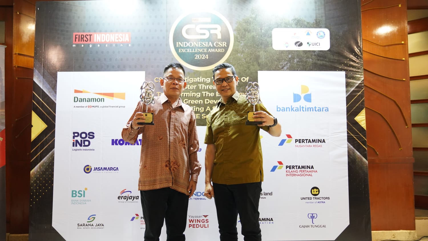 Corporate Secretary Pos Indonesia Tata Sugiarta menerima penghargaan  CSR Excellence Award 2024 