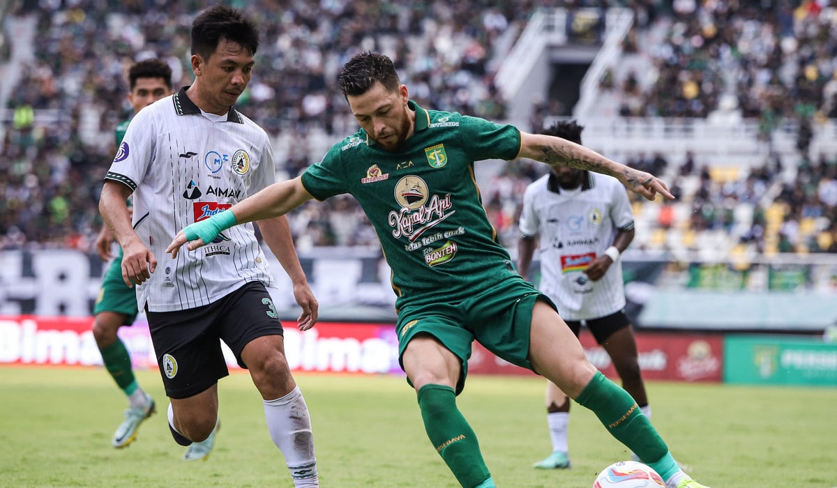 Pesepak bola PSS Sleman Wahyudi Setiawan Hamisi (kiri) pada pertandingan melawan Persebaya, 3 Maret 2024.