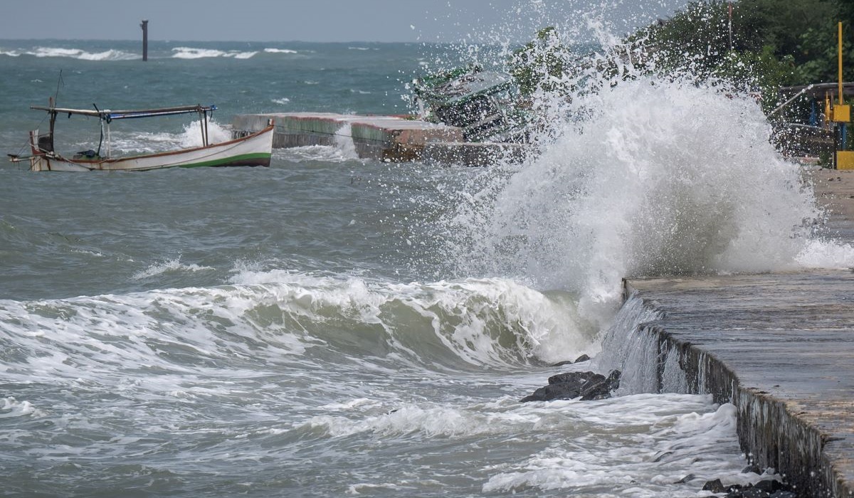 Gelombang tinggi menghantam pemecah ombak di Pulau Untung Jawa, Kabupaten Kepulauan Seribu, Jakarta, Selasa (12/3/2024).