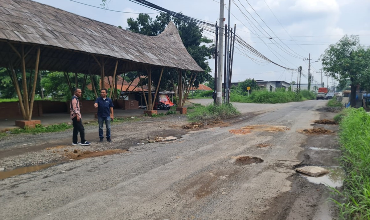 Pemerintah kabupaten Sidoarjo melakukan betonisasi jalan yang rusak akibat banjir mulai 13 Maret 2024.