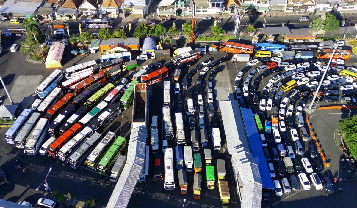 Ilustrasi: foto udara antrean kendaraan memasuki kapal di Pelabuhan Ketapang, Banyuwangi 