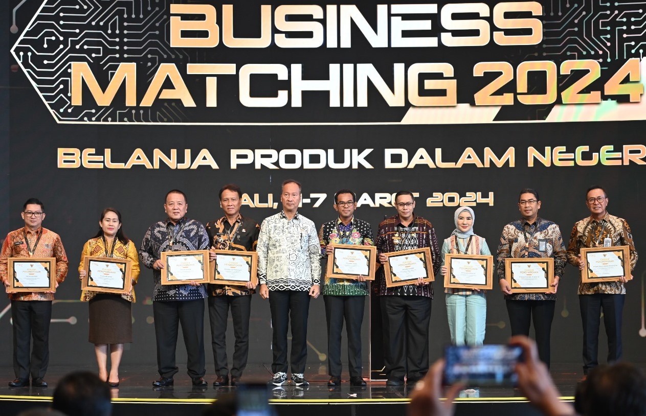 Direktur Supply Chain SIG, Yosviandri (kedua dari kanan) penerima Penghargaan Penggunaan Produk Dalam Negeri (P3DN) Tahun 2024.