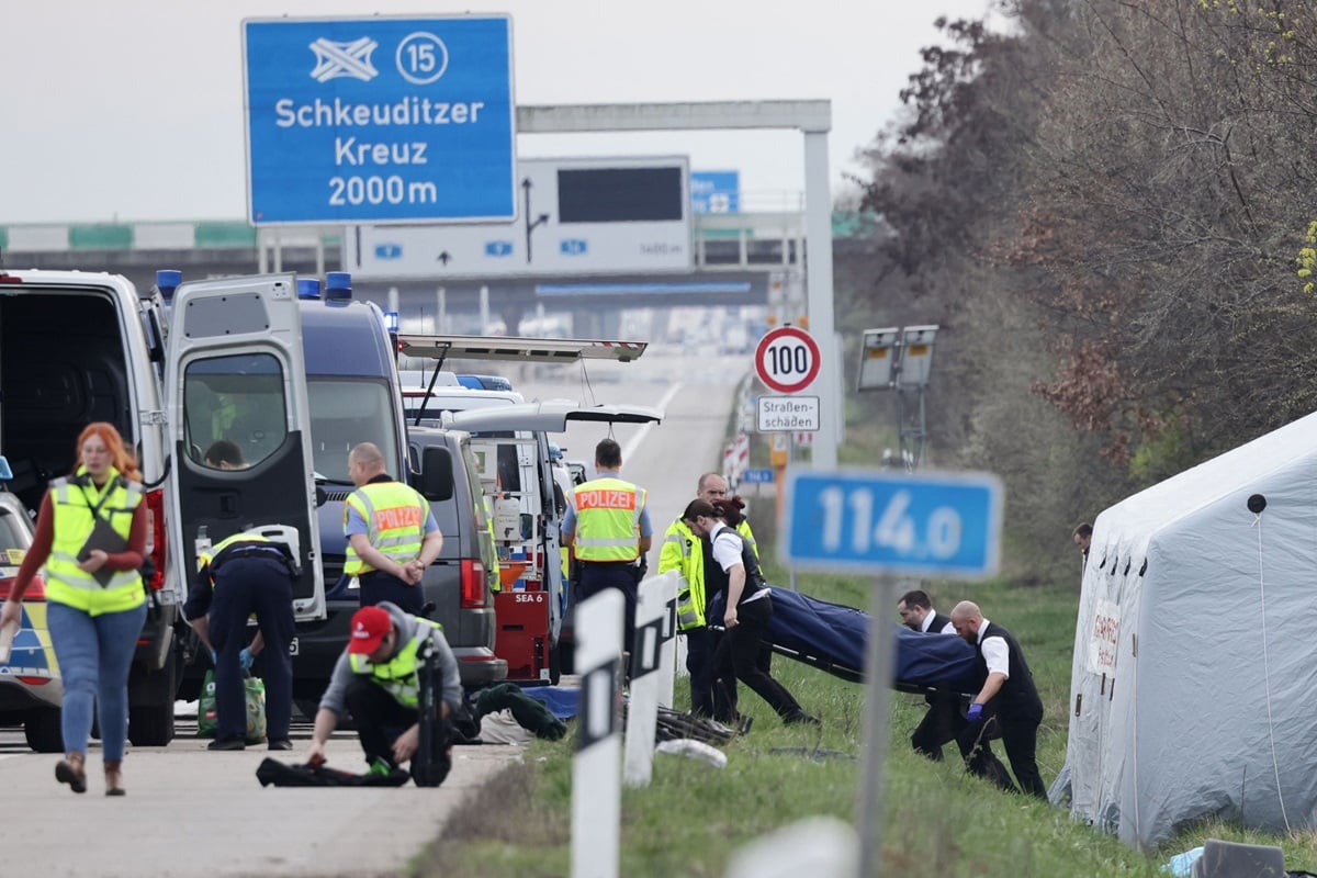 Empat orang meninggal dan sekitar 35 lainnya terluka saat sebuah bus terbalik di jalan tol dekat Leipzig, Jerman. 