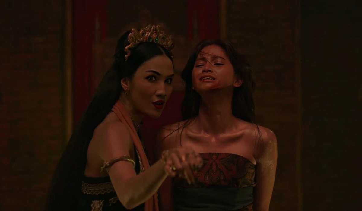 Aulia Sarah (kiri) di salah satu adegan film Badarawuhi di Desa Penari.