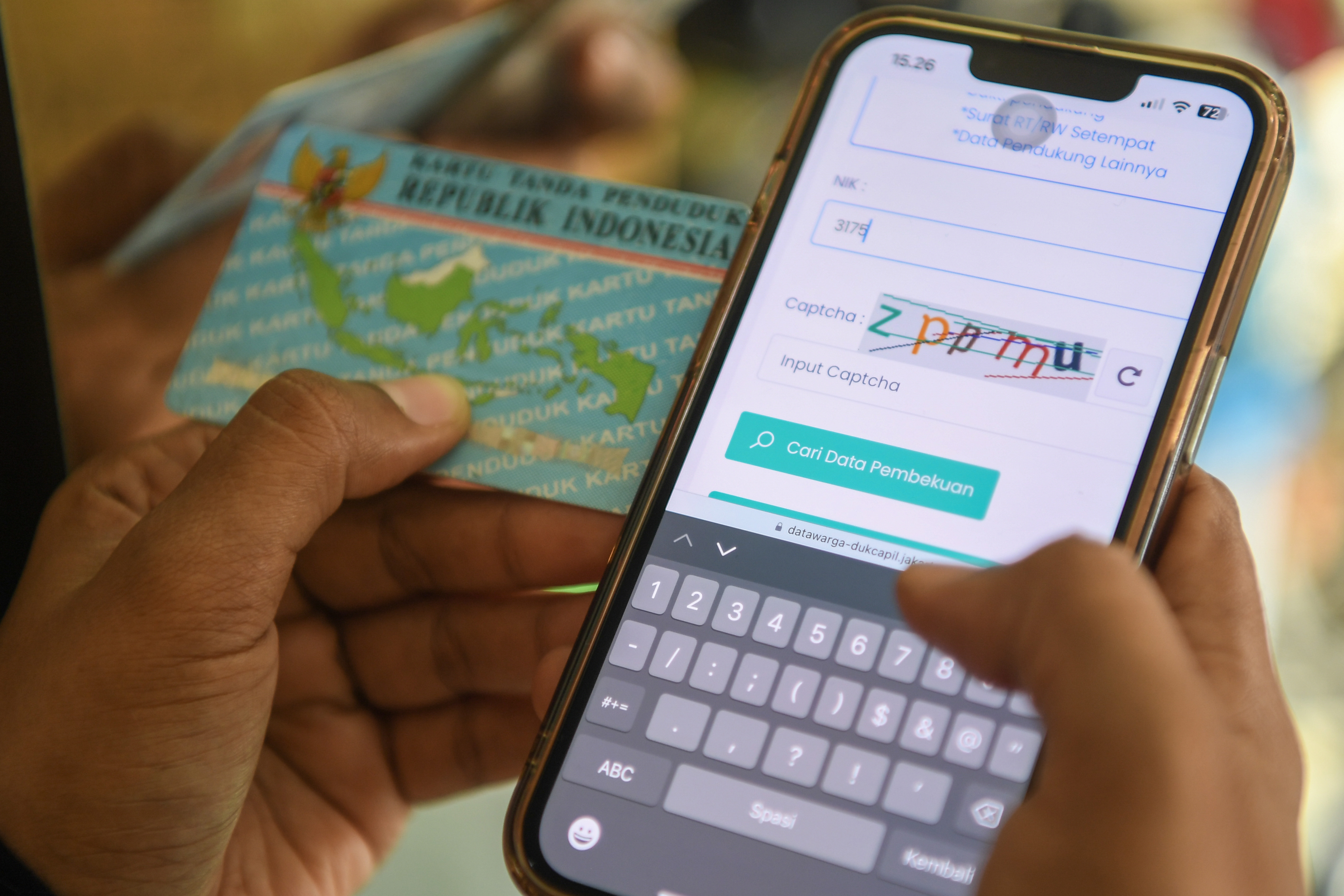 Warga mengecek nomor induk kependudukan (NIK) melalui laman datawarga-dukcapil.jakarta.go.id