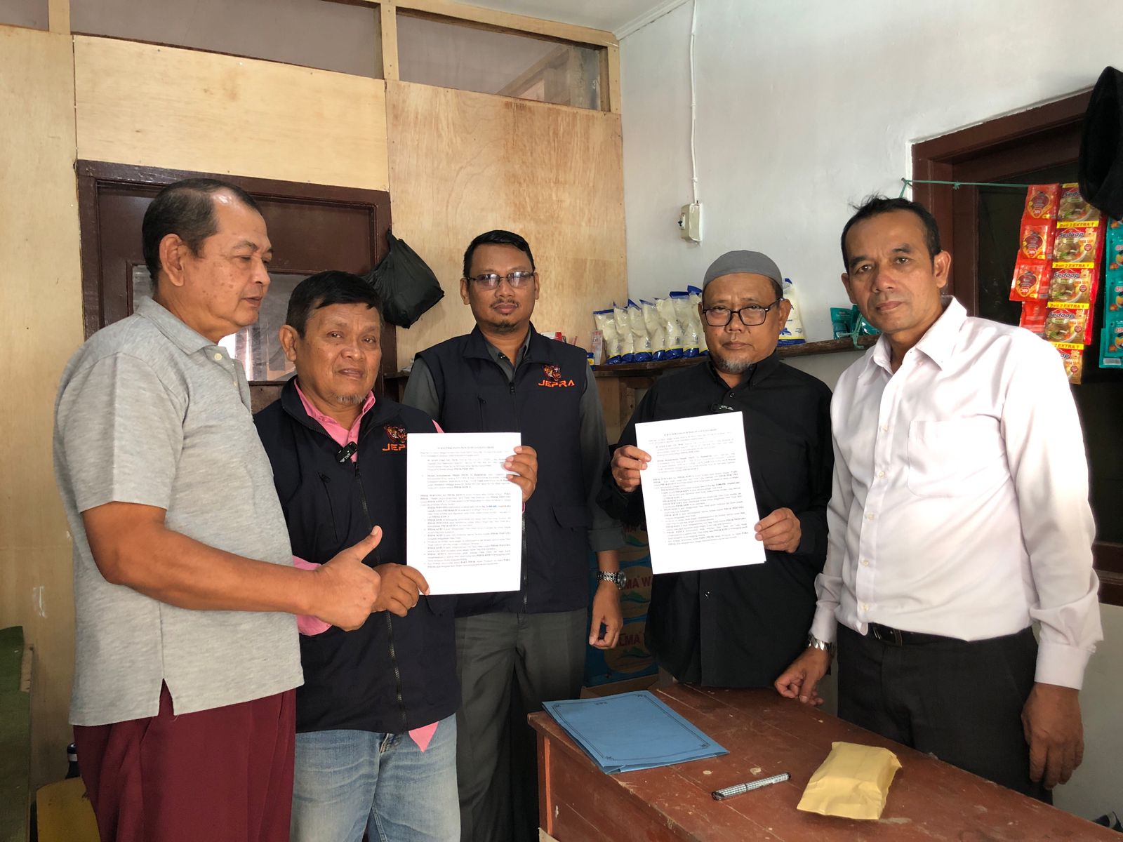 Kader NasDem Ayep Zaki beri bantuan modal untuk DKM Masjid Al-Husaeniyah